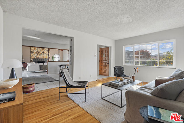 4242 Grand View Boulevard, Los Angeles CA: https://media.crmls.org/mediaz/904666f9-c6cb-40a7-99d4-7fd22c8c7f2c.jpg