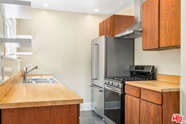 839 Milwood Avenue, Venice CA: https://media.crmls.org/mediaz/9046881a-721e-4d10-874e-1f21386ecbb6.jpg