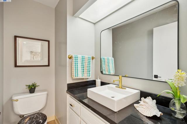 3362 Tonga Ln, Alameda CA: https://media.crmls.org/mediaz/9047681e-574f-4af5-88b6-7161d02f8acd.jpg