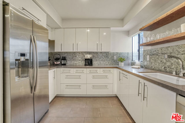 858 12th Street, Santa Monica CA: https://media.crmls.org/mediaz/90486284-627e-44a6-8d1e-b60d5d06cbce.jpg