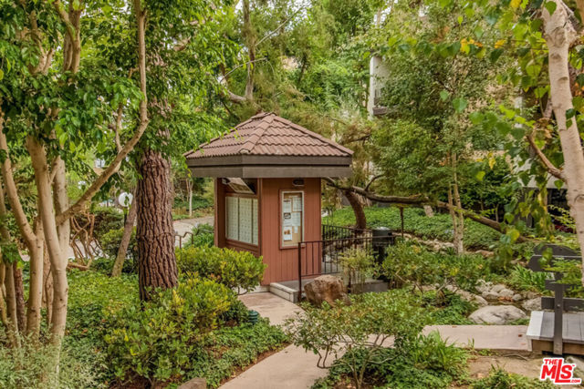 8675 Falmouth Avenue, Playa del Rey CA: https://media.crmls.org/mediaz/90487f05-c3eb-4326-9695-18e745d8ebe4.jpg