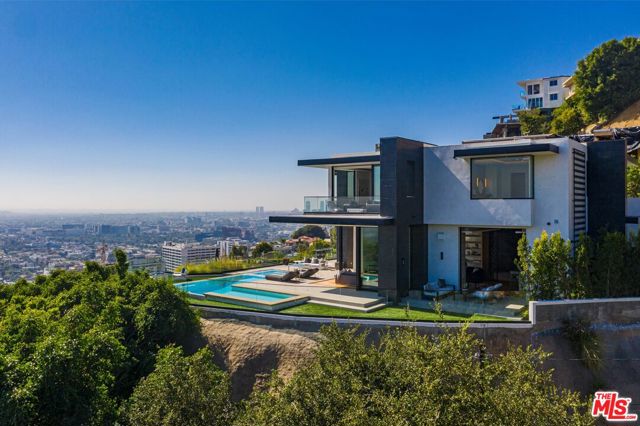 8366 Sunset View Dr, Los Angeles, CA 90069