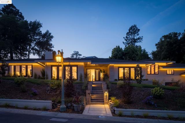 30 Lincolnshire Dr, Oakland CA: https://media.crmls.org/mediaz/904a5d39-6952-4aa7-8d3a-c4bca11780a4.jpg