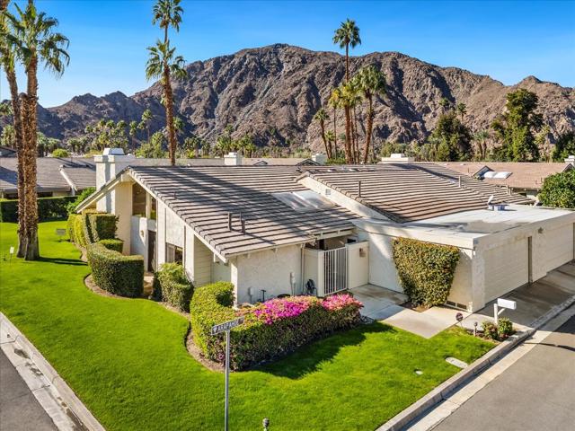 46520 Arapahoe Circle, Indian Wells CA: https://media.crmls.org/mediaz/904a8ab3-6572-4d13-a94e-ab4afbe0790b.jpg