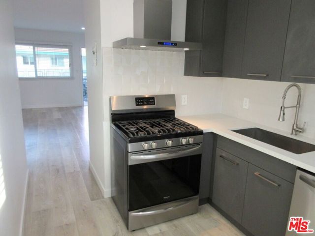 400 S Mariposa Avenue, Los Angeles CA: https://media.crmls.org/mediaz/904add70-40d3-4f94-bbd5-4302c6e62e01.jpg