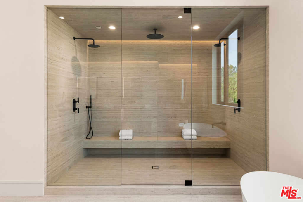 https://media.crmls.org/mediaz/904c0c56-3a77-4b29-a75c-53fba403cc1d.jpg?preset=X-Large