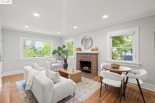 1006 Glendora Ave, Oakland CA: https://media.crmls.org/mediaz/904c59dc-de3f-4953-a212-317c275b893a.jpg