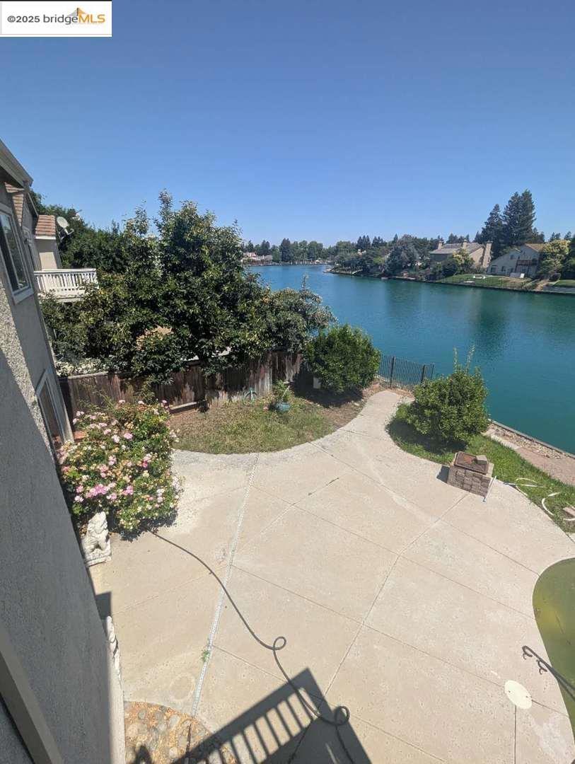https://media.crmls.org/mediaz/904d7c10-9921-4199-a1e4-a458ecb15402.jpg?preset=X-Large