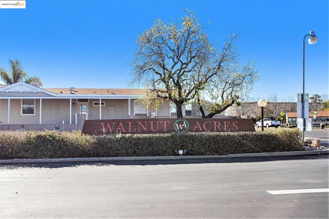 3660 Walnut Blvd, Brentwood CA: https://media.crmls.org/mediaz/904f9493-2ab0-4576-aca8-fbee5990ffa2.jpg