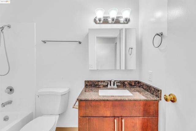 7 Commodore Dr, Emeryville CA: https://media.crmls.org/mediaz/90501911-3fc5-4e16-bde8-cf1c27d3ce8d.jpg