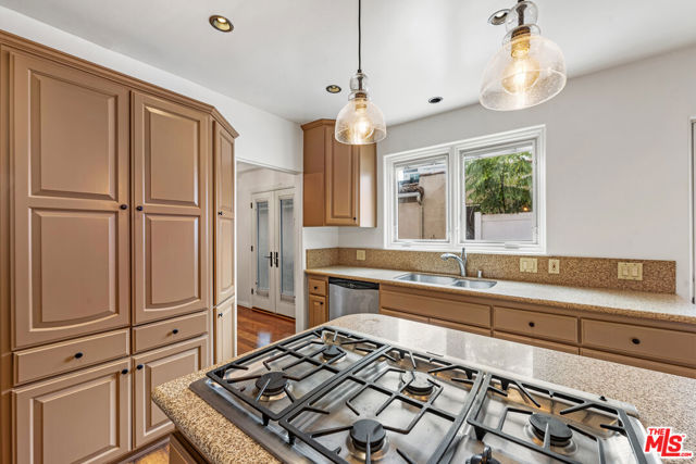 931 S Ogden Drive, Los Angeles CA: https://media.crmls.org/mediaz/90505b3a-5a63-4426-842e-dac9a96fc6a8.jpg