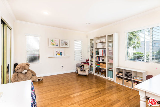 4504 Maplewood Avenue, Los Angeles CA: https://media.crmls.org/mediaz/9050623f-6202-4122-9ec4-44bbbb876e8b.jpg