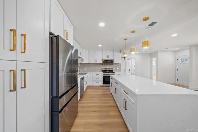 2333 Ridge View Drive, San Diego CA: https://media.crmls.org/mediaz/9050716e-4c7f-4e55-ac29-6bc8fae4bd4e.jpg