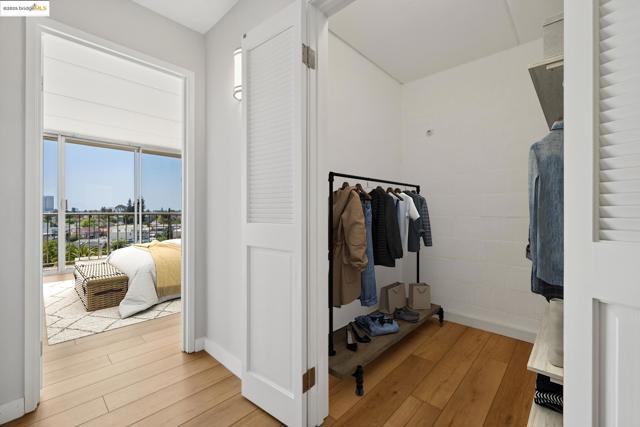 1 Kelton Ct, Oakland CA: https://media.crmls.org/mediaz/9051a474-f6cf-46a1-8ddd-80a3cbac81a0.jpg