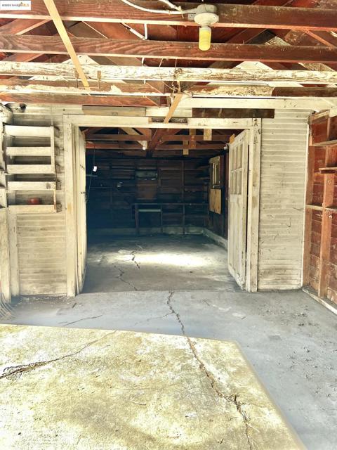 9719 Holly St, Oakland CA: https://media.crmls.org/mediaz/9051d123-fc7c-4263-bbca-c6f37ef1b630.jpg