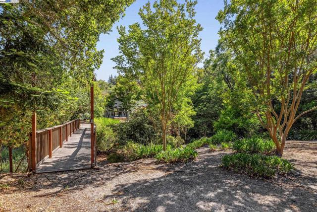 3296 Walnut Ln, Lafayette CA: https://media.crmls.org/mediaz/90537d3a-0c56-4f43-8042-8791aefe7895.jpg