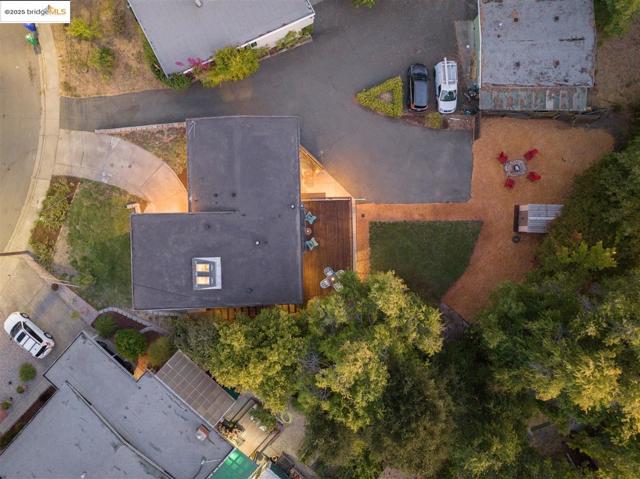 2871 Stephen Dr, Richmond CA: https://media.crmls.org/mediaz/905450dd-a8ba-4bd3-988e-d79910703502.jpg