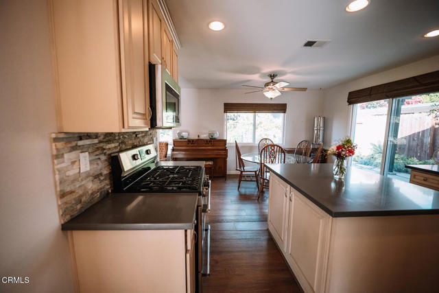 Detail Gallery Image 3 of 20 For 945 Albany Ave, Ventura,  CA 93004 - 2 Beds | 2 Baths