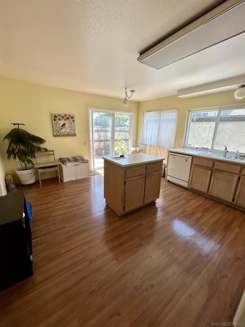 10828 Lamentin Ct, San Diego CA: https://media.crmls.org/mediaz/90552745-62d9-4b25-8352-8da19defb307.jpg