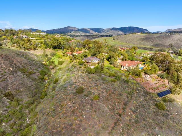 16574 Zumaque, Rancho Santa Fe CA: https://media.crmls.org/mediaz/9055ea8b-76bf-4a62-b1ca-60c68bb3b028.jpg