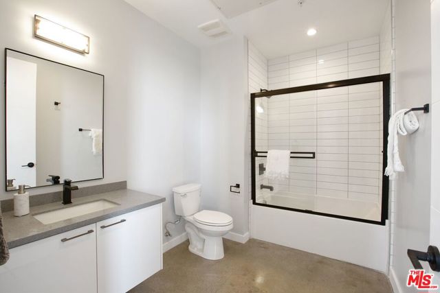 691 Mill Street, Los Angeles CA: https://media.crmls.org/mediaz/9056c8ea-c011-4190-affc-3265b49e75c5.jpg