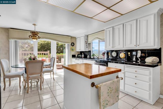 117 Alta Mesa Ct, Moraga CA: https://media.crmls.org/mediaz/90575727-2f7a-4942-8c44-7c2883a3fe3c.jpg