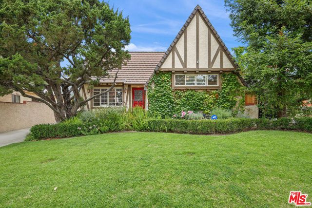2005 Chilton Drive, Glendale CA: https://media.crmls.org/mediaz/90581ea6-c576-477f-94fb-b1697b978602.jpg