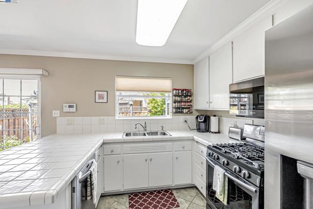 2683 Cryer St, Hayward CA: https://media.crmls.org/mediaz/9058436b-e29d-4d51-a8e8-3e21ef741d9d.jpg
