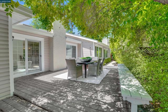 2345 San Miguel Dr, Walnut Creek CA: https://media.crmls.org/mediaz/9059298e-2f67-4dac-8c8f-b1dd37093abe.jpg