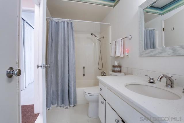 16555 Caminito Vecinos, San Diego CA: https://media.crmls.org/mediaz/90596883-175c-4fe9-bbdd-4771bdad2b3e.jpg