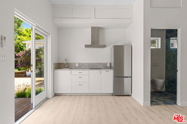 2425 Cloy Avenue, Venice CA: https://media.crmls.org/mediaz/905995a4-d515-4848-8f1f-0514fc4ca7ad.jpg
