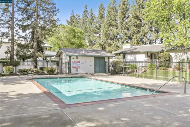 5425 Concord Blvd, Concord CA: https://media.crmls.org/mediaz/905aa667-cc37-443f-91a0-31c0ff7095a6.jpg