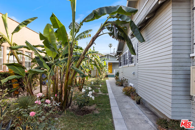 1451 W 37th Drive, Los Angeles CA: https://media.crmls.org/mediaz/905bb0d8-e33b-455c-bdb8-6d2ededae077.jpg