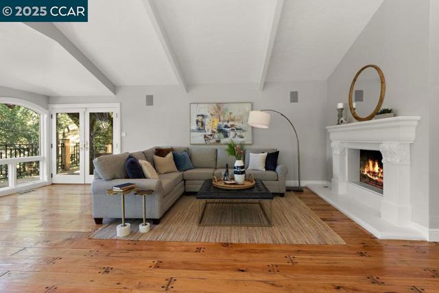 3949 Canyon Rd, Lafayette CA: https://media.crmls.org/mediaz/905e48cf-ecfb-427a-a8b9-7f5e698f06e3.jpg