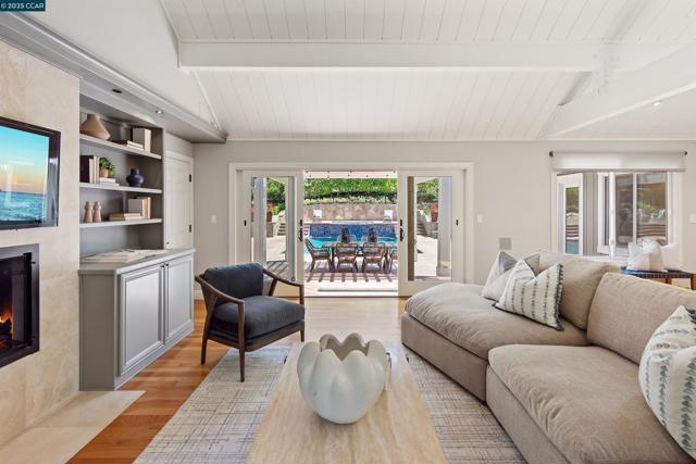 2140 Hidden Oak Dr, Danville CA: https://media.crmls.org/mediaz/905e6d0d-3d07-4390-a187-1eecfe0eb189.jpg