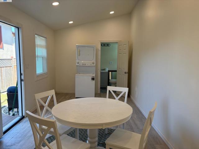 1050 37Th St, Oakland CA: https://media.crmls.org/mediaz/905e9585-45ba-47f4-9595-e9573c07139f.jpg