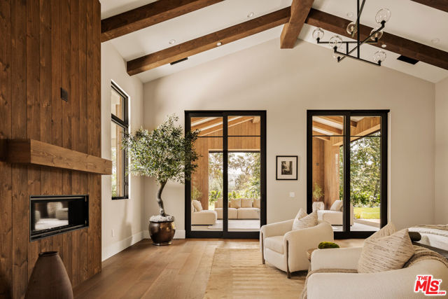 26719 Mulholland Highway, Calabasas CA: https://media.crmls.org/mediaz/905f5ef1-90d2-40b6-8213-91e77b67d58a.jpg