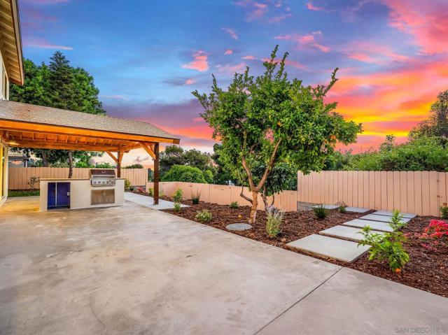 9401 Broadmoor Pl, La Mesa CA: https://media.crmls.org/mediaz/905f74b4-e973-45dd-84cc-f7337c0024f8.jpg