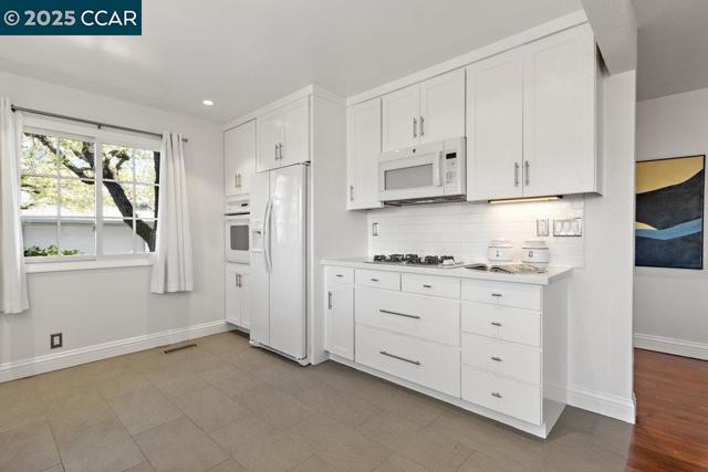 1716 Saint Andrews Drive, Moraga CA: https://media.crmls.org/mediaz/90619ead-2359-484c-99b5-41f4e783c8f9.jpg