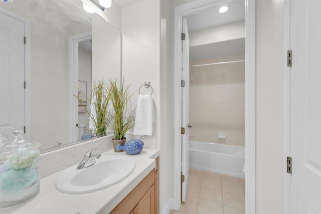 1993 Fairway Oaks Dr, Ripon CA: https://media.crmls.org/mediaz/9061db7d-9e36-4547-b426-15ef4fab3681.jpg