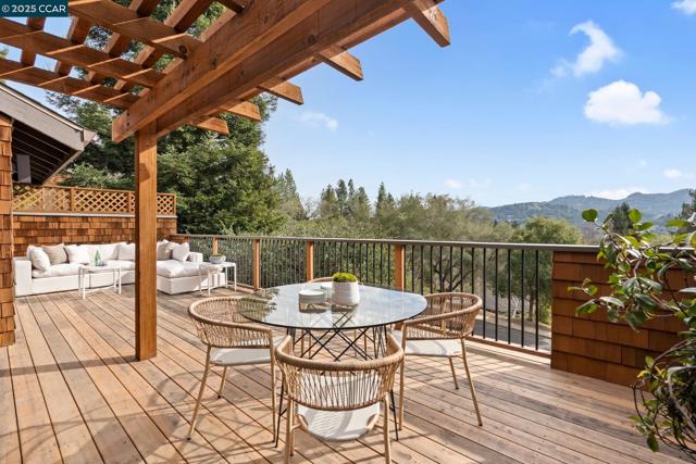 316 Village View Ct, Orinda CA: https://media.crmls.org/mediaz/9062121c-e97c-49ff-8e52-7c01aafe8871.jpg