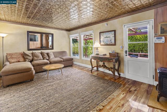 17190 Cedar Ave, Sonoma CA: https://media.crmls.org/mediaz/90626028-3e66-42e9-bc65-68638120f50d.jpg