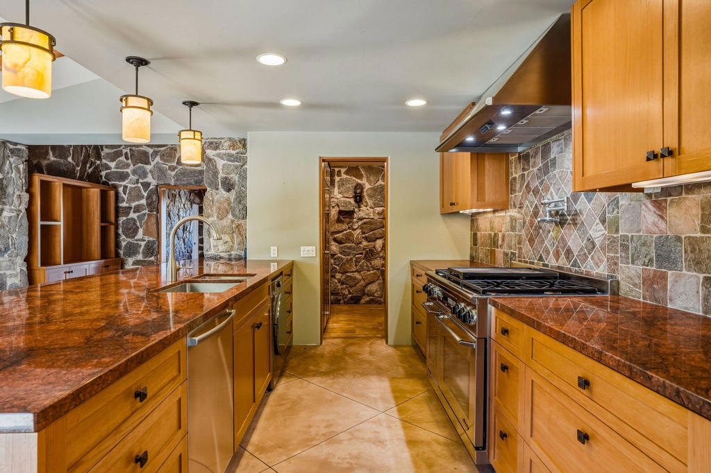 https://media.crmls.org/mediaz/9062d84a-29a6-4054-8e2b-a0ab71f5d2fe.jpg?preset=X-Large