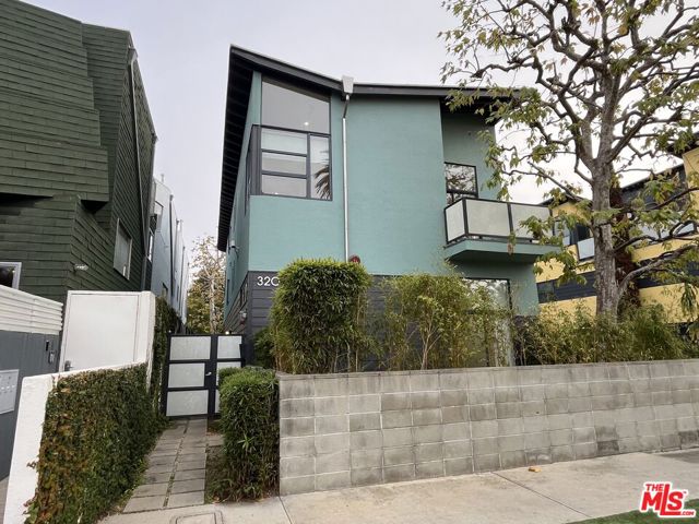 320 Indiana Avenue, Venice CA: https://media.crmls.org/mediaz/906348c3-7064-4a2b-a31b-bea4ea8f1772.jpg