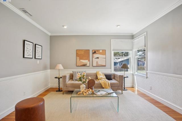 400 Paloma Ave, Pacifica CA: https://media.crmls.org/mediaz/9063550a-388a-4c70-8cc1-d702fd1f291c.jpg