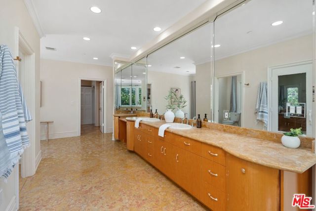 16980 Escalon Drive, Encino CA: https://media.crmls.org/mediaz/9064270b-95a2-4f5e-8e3c-39310dbfd42f.jpg
