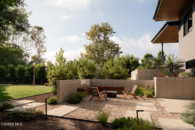 821 Emerson Street, Thousand Oaks CA: https://media.crmls.org/mediaz/90643205-28a4-4412-9ec5-ade76a7138ec.jpg