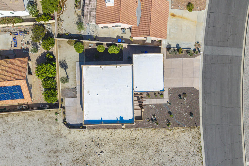 https://media.crmls.org/mediaz/90655b12-96bb-42d2-a457-3f263a0ce1db.jpg?preset=X-Large