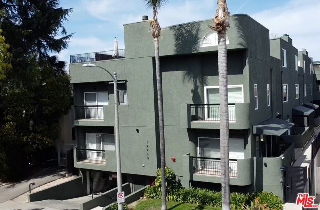 14919 Dickens Street, Sherman Oaks CA: https://media.crmls.org/mediaz/9065cc1f-a3d8-470f-9e8b-0e9306767859.jpg