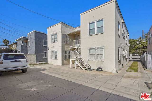 763 N Heliotrope Drive, Los Angeles CA: https://media.crmls.org/mediaz/9065d148-8985-4386-afc4-f2ceaa22f0c1.jpg